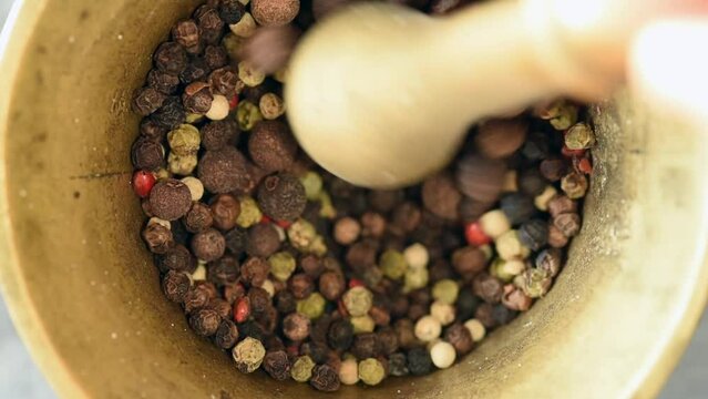 un bel mix di pepe di vari colori all'interno di un mortaio, le spezie in cucina