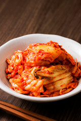 小皿に盛られた韓国産キムチ