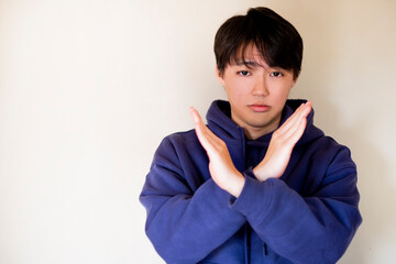 手でバツ_断る青年