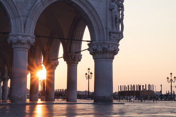 Dogenpalast bei Sonnenaufgang in Venedig