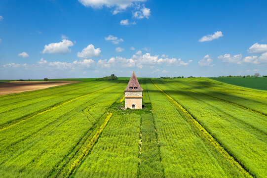 Pigeonnier dans un champ aux environs de Saint-Clar dans le Gers