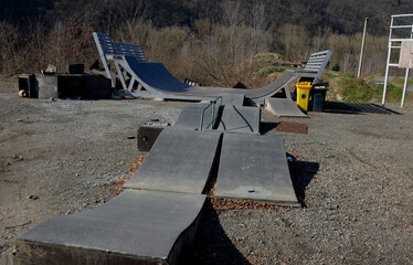 modular pumptrack made of composite material, instead of pedaling and bouncing to move bicycles,...