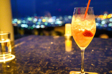 夜景とカクテル