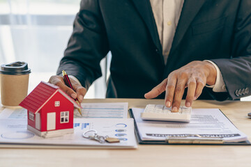 Close-up photo of the home agent Introduce details of housing in the project to customers who are interested in viewing the houses in the project with examples. real estate trading ideas