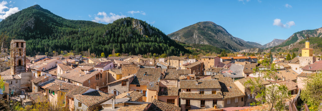 Vue panoramique sur le village de Castellane