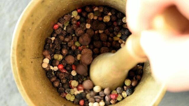 un bel mix di pepe di vari colori all'interno di un mortaio, le spezie in cucina
