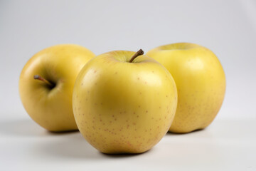 Pommes jaunes sur fond blanc