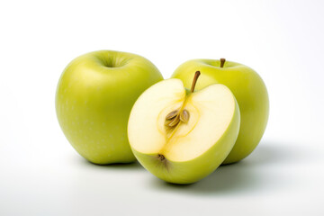 Pommes vertes sur fond blanc