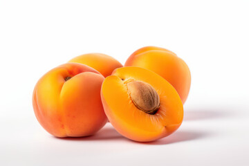 Abricots bien m&ucirc;rs sur fond blanc