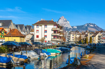 Naklejka premium Brunnen, Switzerland - February 20, 2023: Brunnen is a town in the municipality of Ingenbohl and is located on Lake Lucerne in the canton of Schwyz in Switzerland.