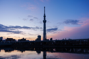 Fototapeta na wymiar 夜明け前の東京スカイツリーと隅田川と空
