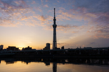 Fototapeta na wymiar 朝日が昇る直前の東京スカイツリーと朝焼けの空と隅田川