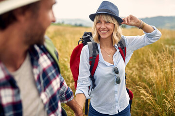 Naklejka premium Lovely caucasian couple exploring countryside