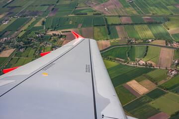 Wing view during flight - obrazy, fototapety, plakaty