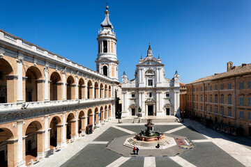 Loreto, PG. Piazza con fontana centrale del Santuario della Santa Casa - obrazy, fototapety, plakaty