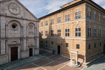 Pienza, Siena. Piazza Pio XII con Cattedrale, pozzo e Palazzo Piccolomini 

