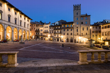 Arezzo. Toscana, Piazza Grande con palazzi di notte
