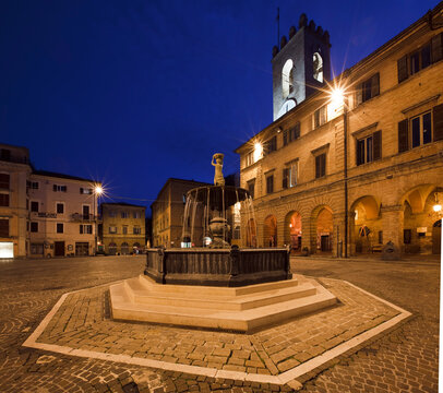 Osimo, Ancona. Fontana di Piazza Broccolino di notte.