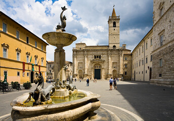 Ascoli Piceno. Piazza Arringo con fontana, Palazzo dell Arengo; Cattedrale di Sant'Emidio; Battistero di San Giovanni;