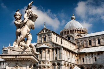 Fototapeta na wymiar Pisa. Piazza del Duomo con gruppo scultoreo e abside