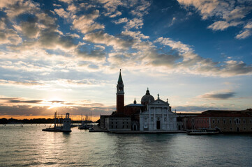 Fototapeta na wymiar Venezia. Isola con Cattedrale di San Giorgio Maggiore al crepuscolo 