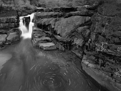 Cascada en blanco y negro - Powered by Adobe
