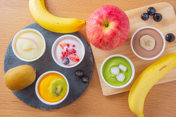 テーブルの上に置かれたフルーツとアイス