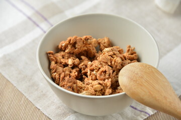 健康的なグラノーラ朝食のシリアルとフレーク