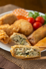 家庭で作ったコロッケと春巻き