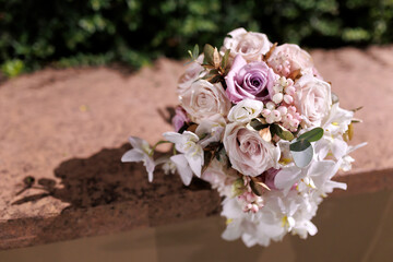 bellissimo bouquet di fiori poggiato per terra