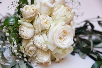 bellissimo bouquet di rose bianche 