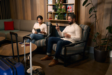 Obraz premium Tourists whiling away time in hotel foyer