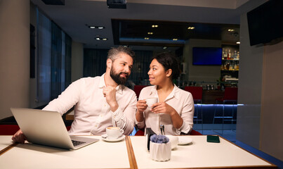 Naklejka premium Romantic couple enjoying each other company in cafe