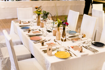 gedeckter Tisch bei einer Hochzeitsfeier