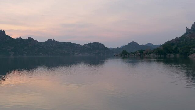 湖に映り込む夕焼け空と巨岩の多いハンピの奇景（リアルタイム・パンニング）：サナプール湖・ハンピ・インド