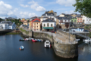 Vista de un típico puerto con barcas en el Cantábrico, localizado en Vega, Asturias, España.