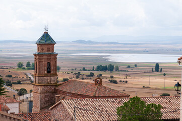 Vista de la laguna de Gallocanta en Aragón con torre en primer plano. © time and light