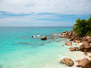 Fototapeta na wymiar Fascinating boulders and jungle at the beach of the Seychelles.
