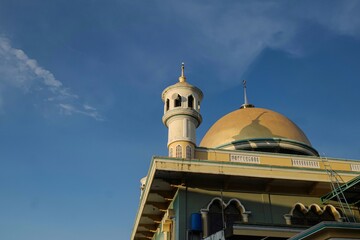 Fototapeta na wymiar mosque dome with blue sky background