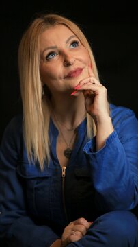 Blonde Frau mit langem Haar und blauen Overall