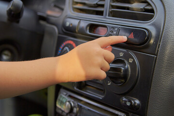 turn on the emergency button of the car,child presses the emergency button of the car