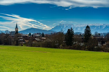 Schöner Frühlingstag Kirche Bergen und Fluss