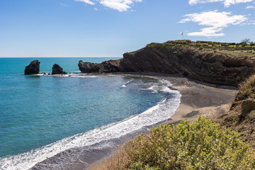 Plage de sable noir et falaises volcaniques du Cap d'Agde