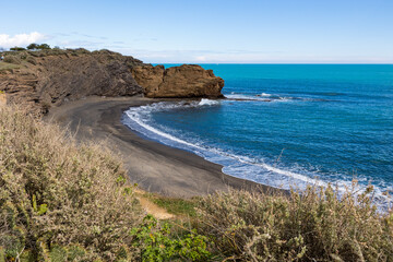 Plage de sable noir et falaises volcaniques du Cap d'Agde