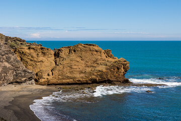 Plage de sable noir et falaises volcaniques du Cap d'Agde