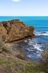 Plage de sable noir et falaises volcaniques du Cap d'Agde