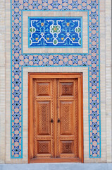Obraz premium Asian Uzbekistan blue pattern. Wall decoration with door in Tashkent