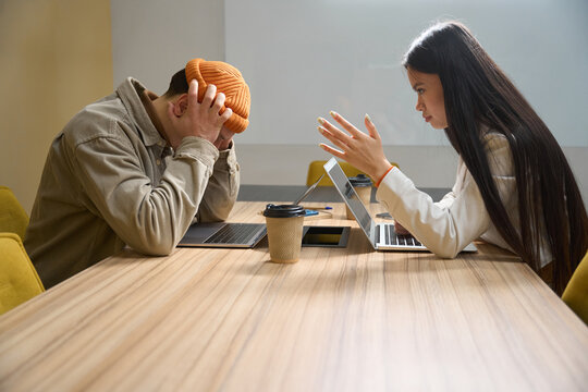 Female Boss Having Difficult Conversation With Employee In Meeting Room