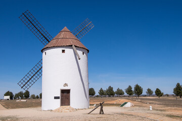 Molino de viento en los montes de Mota del Cuervo, provincia de Cuenca, Castilla - La Mancha, España