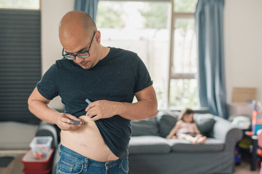 A man putting his insulin shot